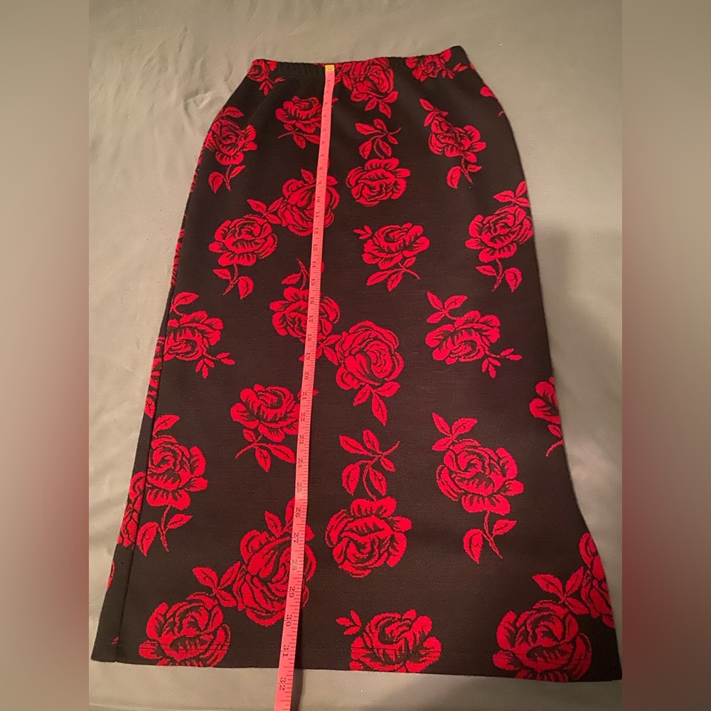 🌟Host Pick!!🌟Black & Red Floral Rose Skirt. - Picture 5 of 6